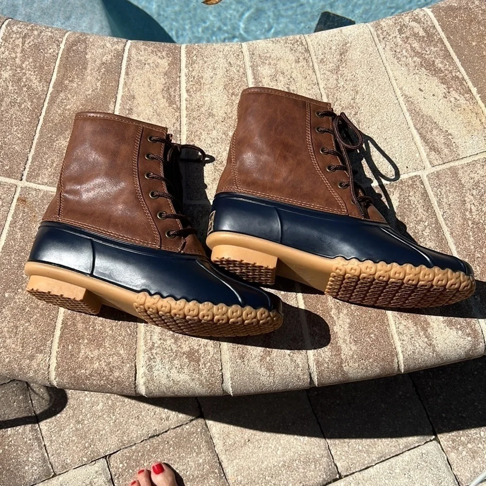 Waterproof Adam Duck Boots Tan leather, blue rubber on bottom Men’s Size 8 NWOT